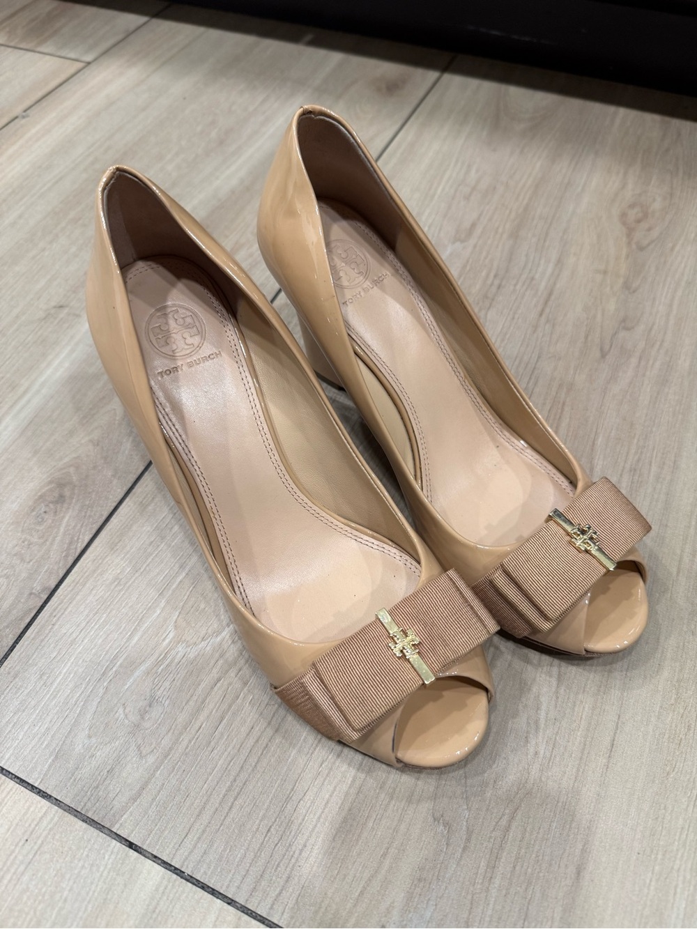 Tory Burch Beige Patent Peep-Toe Pumps with Bow Trim